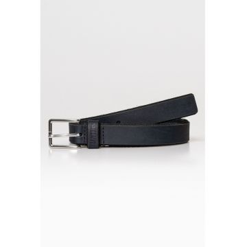 Curea de piele cu o catarama metalica