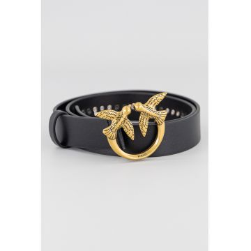 Curea de piele cu o decoratiuni metalice