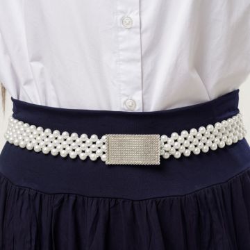 Curea elastica de 3 cm, realizata din margele tip perla cu catarama dreptunghiulara cu strasuri