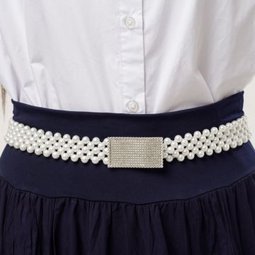 Curea elastica de 3 cm, realizata din margele tip perla cu catarama dreptunghiulara cu strasuri